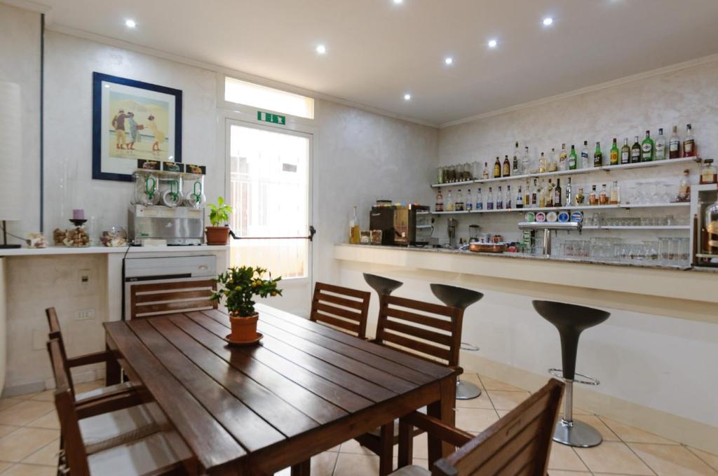 une salle à manger avec une table et un bar dans l'établissement Hotel Viking, à Rimini