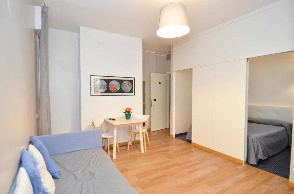 un petit appartement avec un lit et une table dans l'établissement Ute Hotel, à Lido di Jesolo 74 autres photos