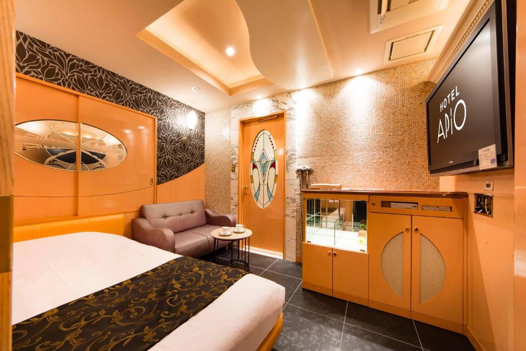 une chambre d'hôtel avec un lit et une télévision à écran plat dans l'établissement Hotel Apio, à Tokyo