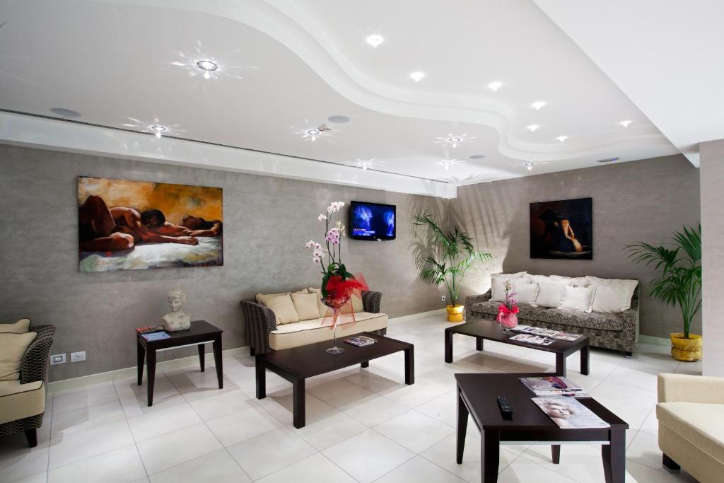 un salon avec des canapés et des tables dans l'établissement Terminal Palace & SPA, à Rimini