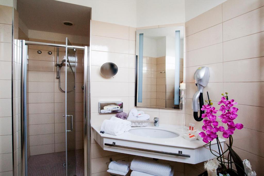 une salle de bain avec un lavabo et une douche dans l'établissement Terminal Palace & SPA, à Rimini