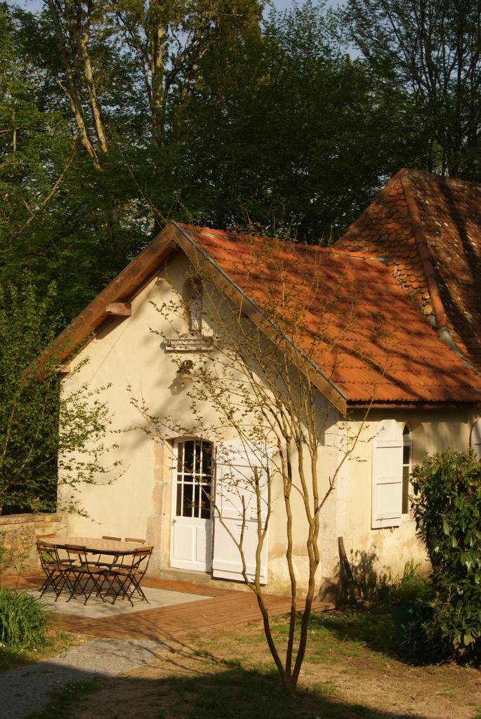 - un bâtiment blanc avec une table de pique-nique devant dans l'établissement La Chapelle du Chateau Gîte, à Pouillon