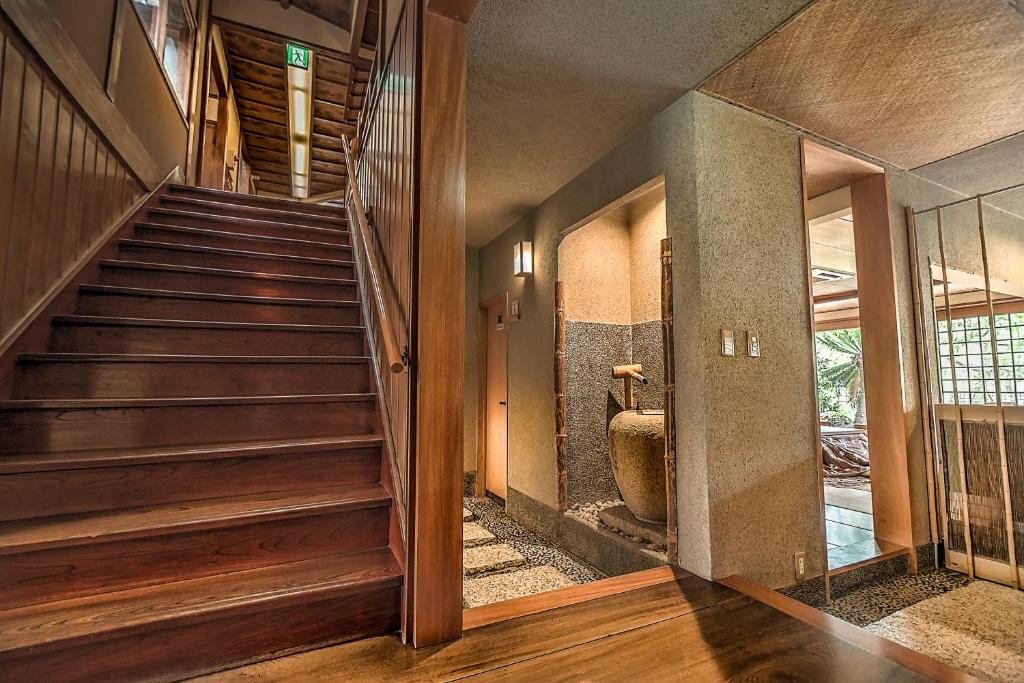- un escalier dans une maison revêtue de parquet dans l'établissement K's House Ito Onsen - Historical Ryokan Hostel, à Itō 37 autres photos