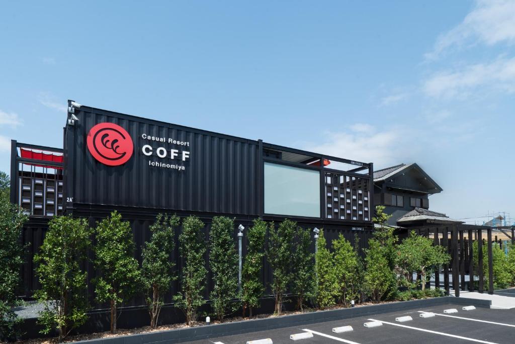 - un bâtiment avec un panneau de café sur le côté d'une rue dans l'établissement HOTEL R9 Kujukuri "ex Casual Resort COFF Ichinomiya", à Ichinomiya