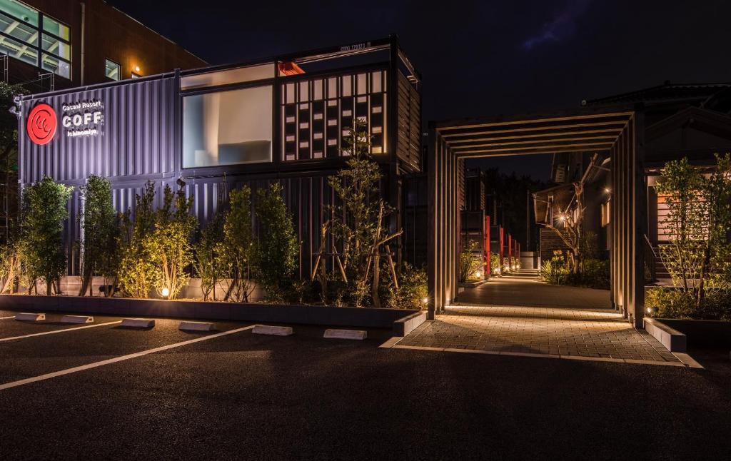 - une vue extérieure sur un bâtiment la nuit dans l'établissement HOTEL R9 Kujukuri "ex Casual Resort COFF Ichinomiya", à Ichinomiya