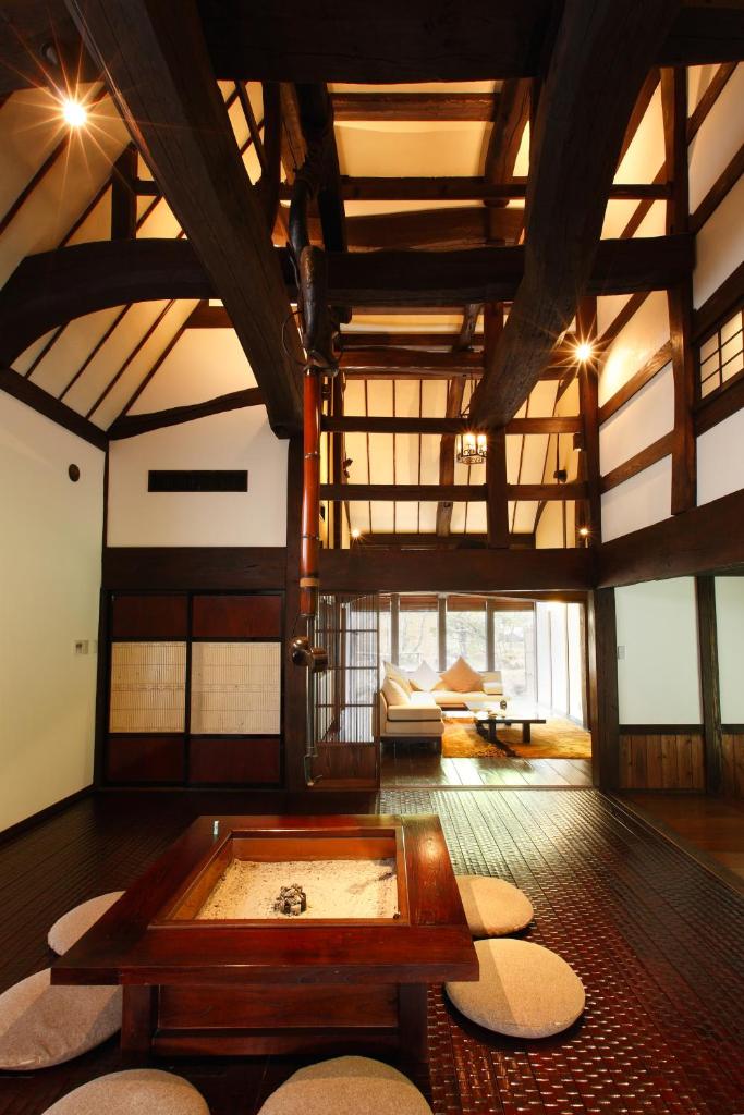 Cette grande chambre comprend une table et un canapé. dans l'établissement Katsuragi no Sato, à Takayama