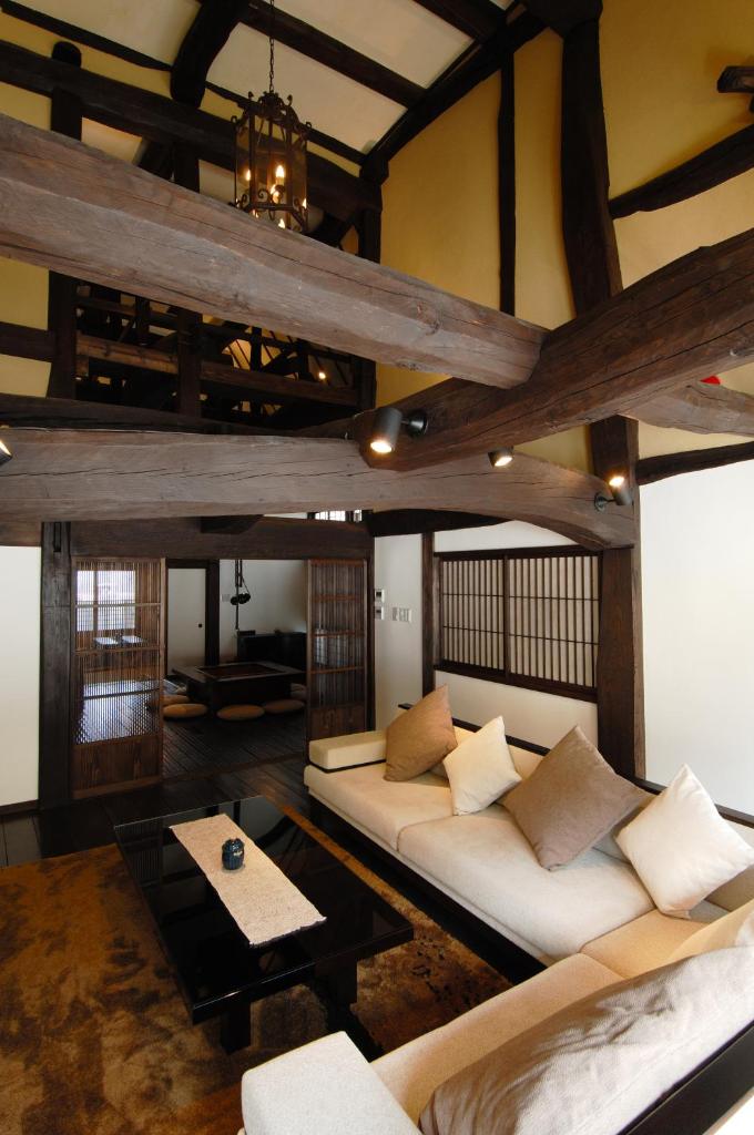 un salon avec deux canapés et une table dans l'établissement Katsuragi no Sato, à Takayama 37 autres photos