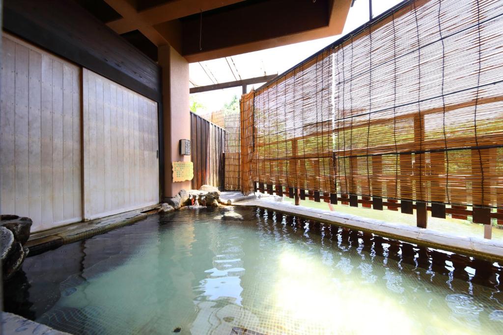 une piscine au milieu d'un immeuble dans l'établissement Onyado Takasago, à Ureshino