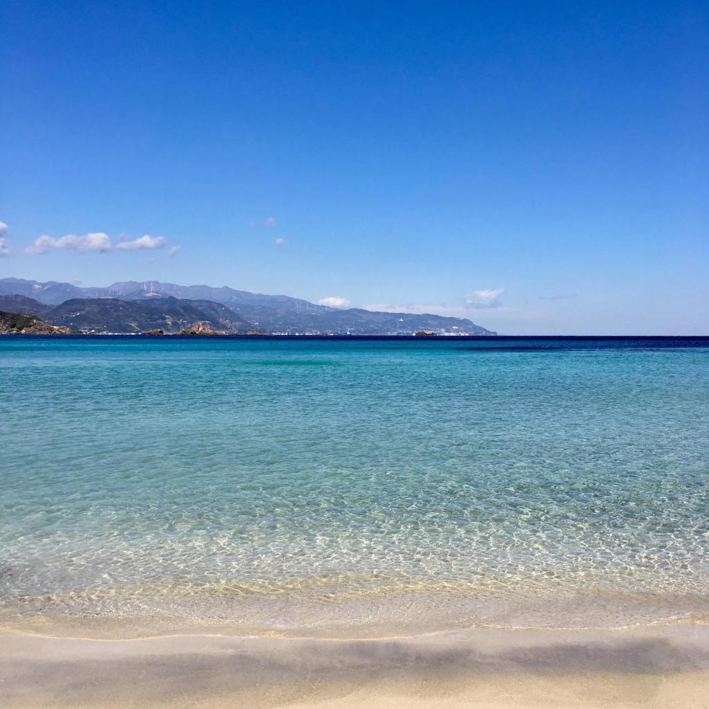 - une vue sur l'océan depuis la plage dans l'établissement Ogawa Ryokan, à Shimoda