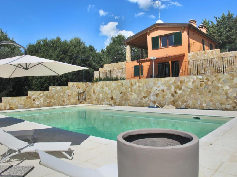 une maison et une piscine avec une maison dans l'établissement Villa Saturnia - Piscina Privata - 9' dalle Terme, à Capanne