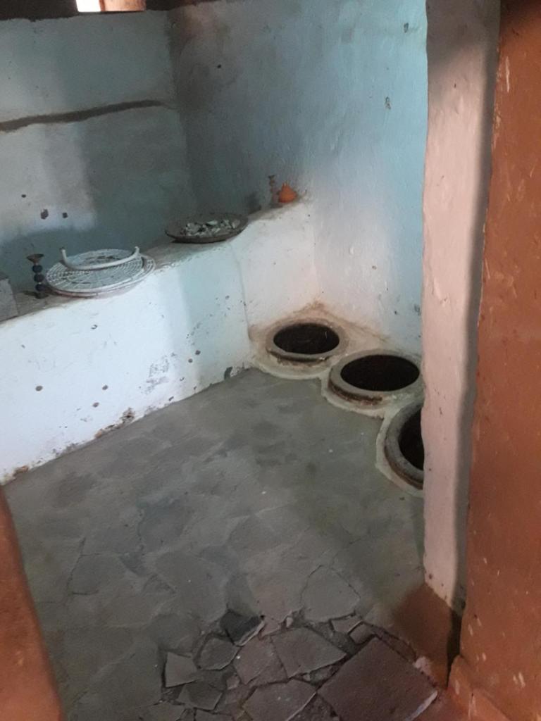 une chambre inachevée avec trois trous dans le sol dans l'établissement Riad Tagmadarte Ferme d'Hôte, à Zagora