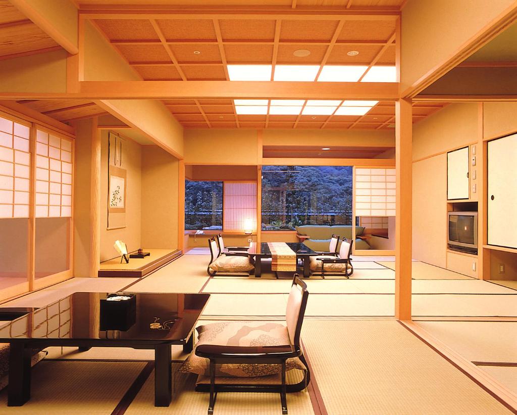 un salon avec une table et des chaises dans l'établissement Kotohira Onsen Kotosankaku, à Kotohira