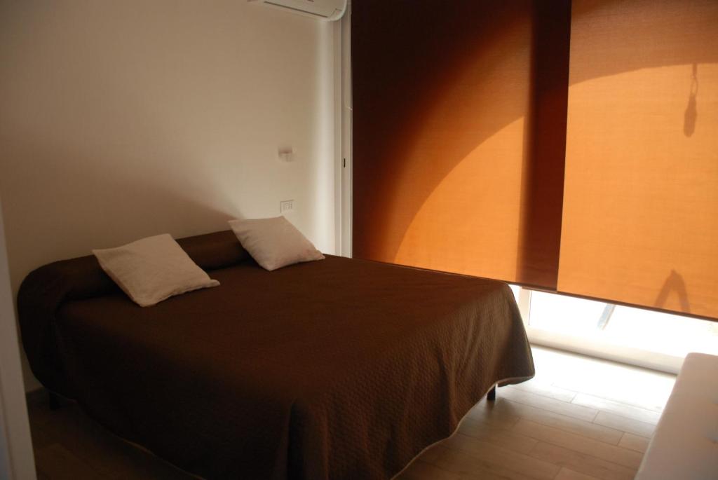 une chambre avec un lit avec deux oreillers dessus dans l'établissement Villa sul porto, à San Vito Lo Capo 27 autres photos