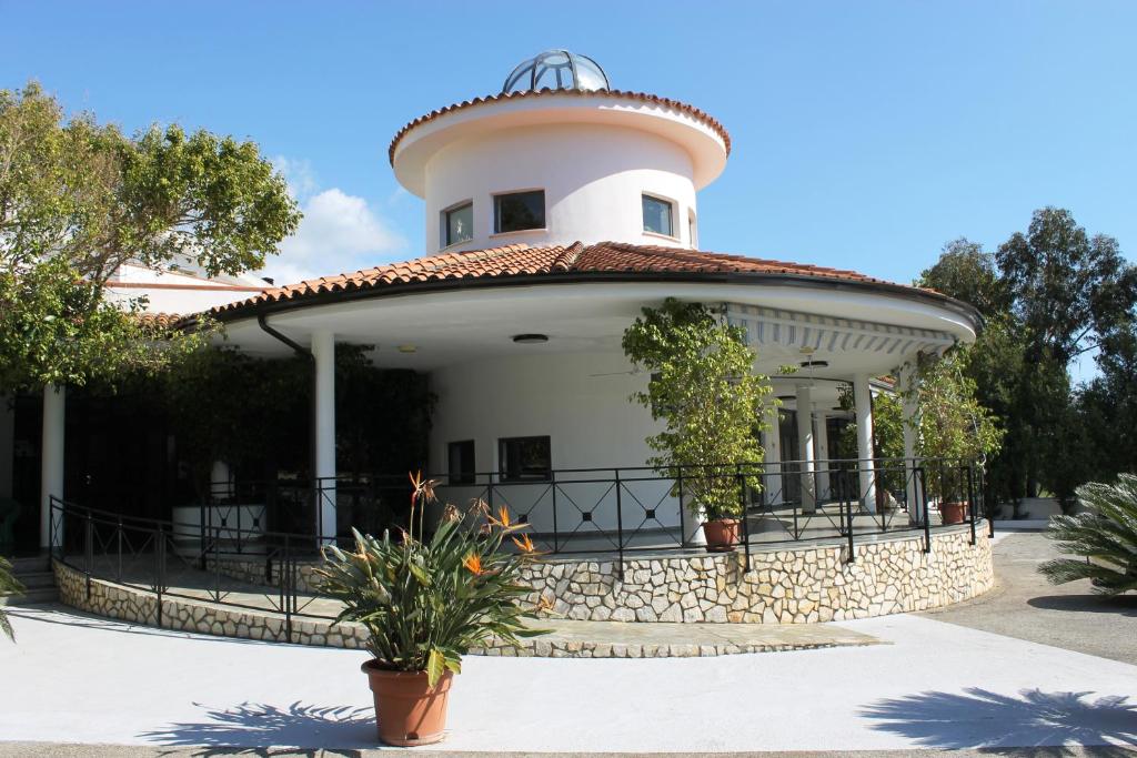 un bâtiment avec un phare en haut dans l'établissement Hotel A' CAPANNA, à Diamante
