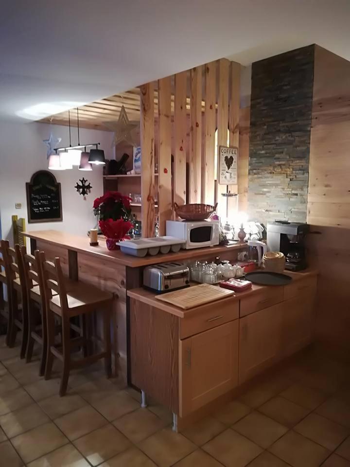 une cuisine avec un comptoir avec un micro-ondes dans l'établissement Chalet Hotel Les Marmottes 2 étoiles NN, à Montferrier