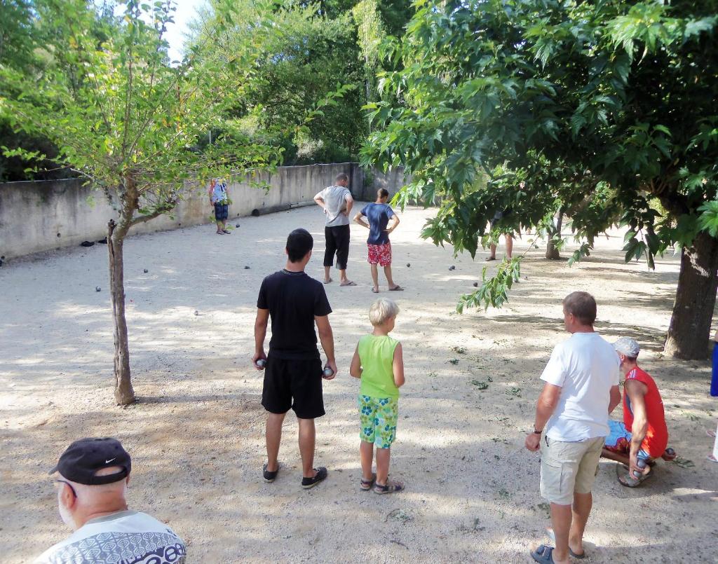 Un groupe de gens jouant au frisbee dans l'établissement Les mobil-homes du Moulinage, à Montréal