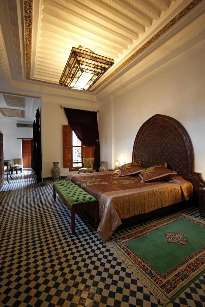 - une grande chambre avec un grand lit et un plafond dans l'établissement Riad Alya, à Fès 37 autres photos