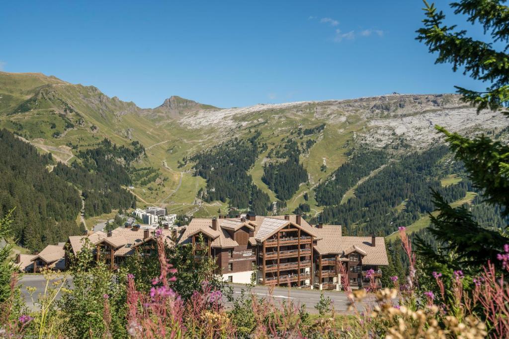 - une vue sur les montagnes dans l'établissement Résidence Pierre & Vacances Premium Les Terrasses d'Hélios, à Flaine 37 autres photos