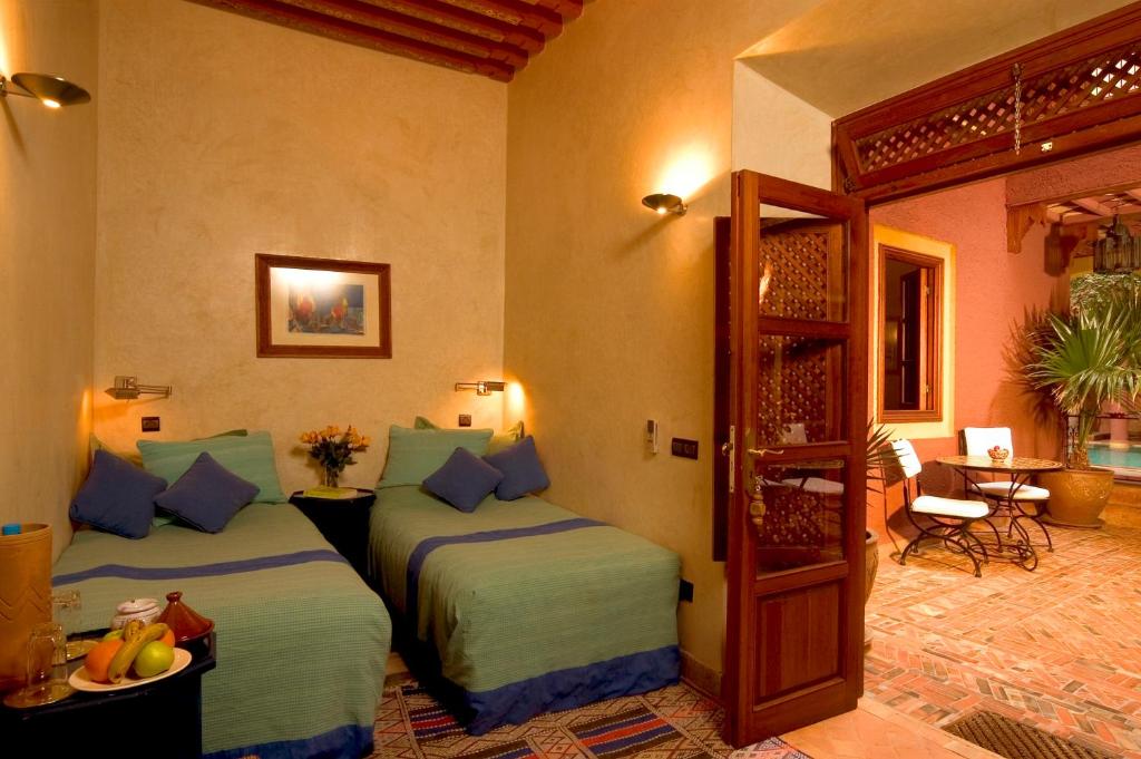une chambre avec deux lits dans une pièce dans l'établissement Riad Noga, à Marrakech