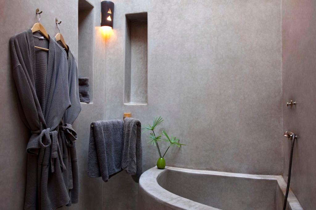 une salle de bain avec une baignoire et un lavabo dans l'établissement Riad Davia, à Marrakech