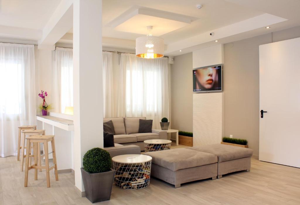 un salon avec un canapé et une table dans l'établissement Hotel Helga, à Caorle