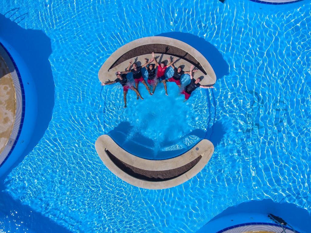 un groupe de personnes sur un radeau dans une piscine dans l'établissement Futura Club Spiagge Bianche, à Fontane Bianche