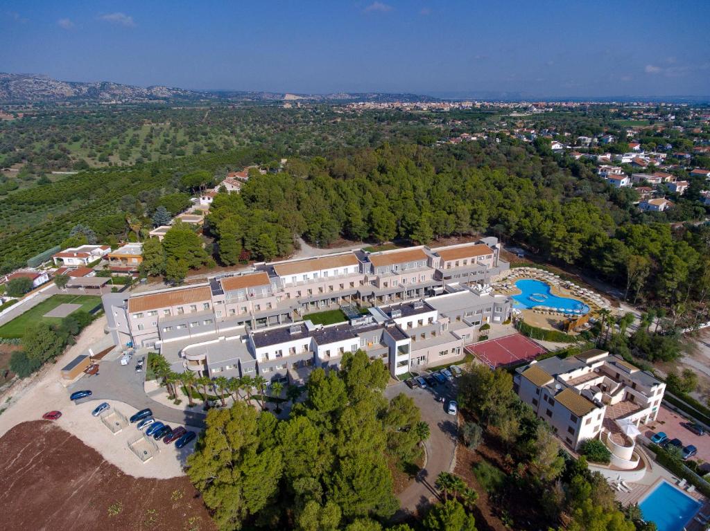 - une vue aérienne sur un grand bâtiment avec une piscine dans l'établissement Futura Club Spiagge Bianche, à Fontane Bianche 20 autres photos