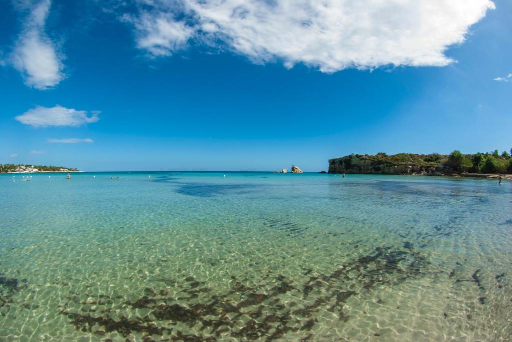 - une vue sur l'eau de la plage dans l'établissement Futura Club Spiagge Bianche, à Fontane Bianche