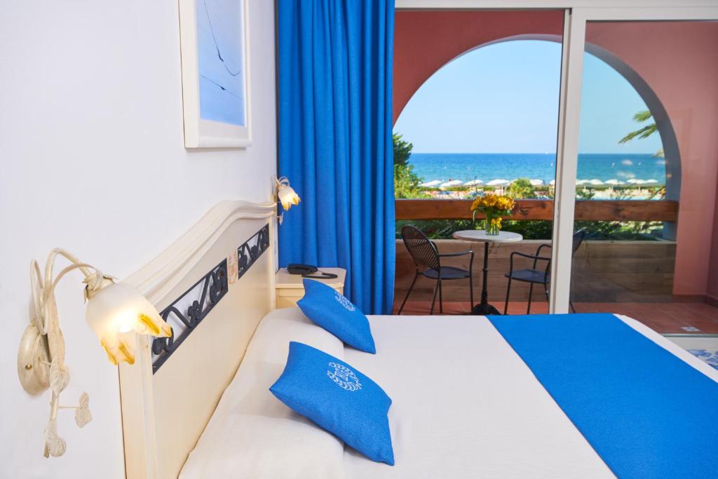 une chambre avec un lit et une vue sur l'océan dans l'établissement Hotel Del Golfo, à Procchio 45 autres photos