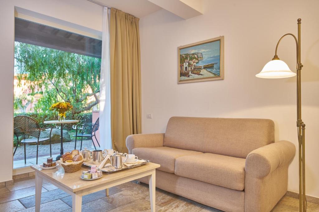 un salon avec un canapé et une table dans l'établissement Hotel Del Golfo, à Procchio