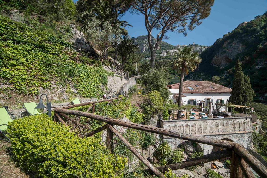 une maison sur une colline avec une clôture en bois dans l'établissement Hotel Relais Villa Annalara, à Amalfi