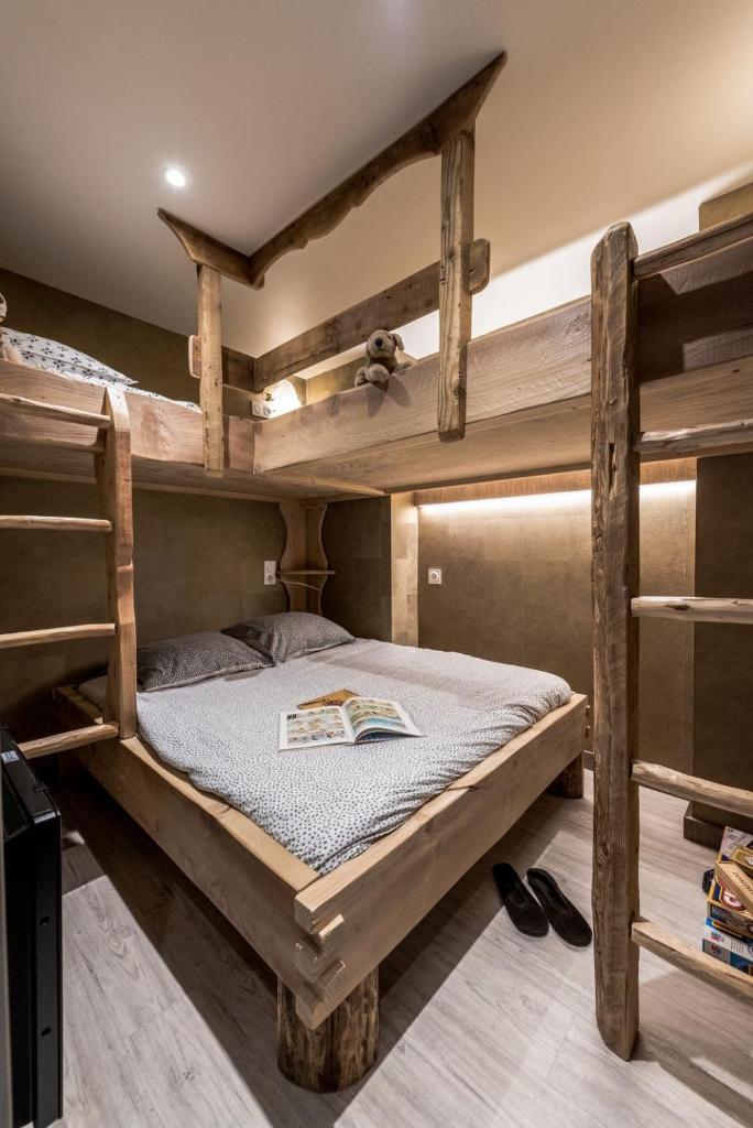 une chambre avec deux lits superposés dans une pièce dans l'établissement Tignes 304, à Tignes