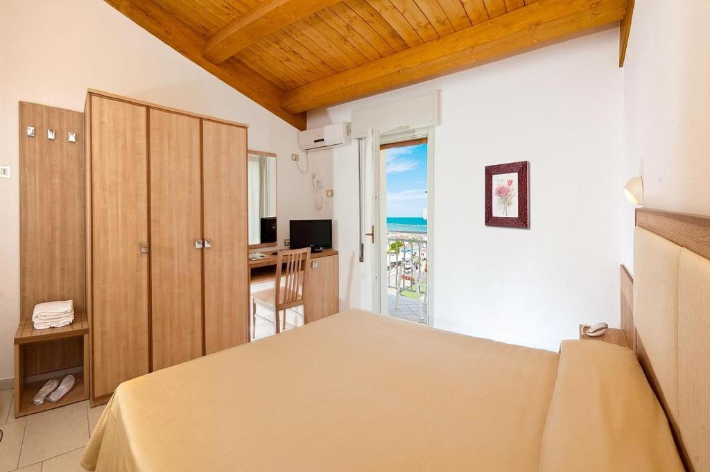 une chambre avec un lit et une vue sur l'océan dans l'établissement Hotel Saint Tropez SPA & Restaurant, à Lido di Savio