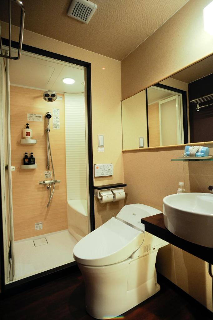 une salle de bain avec toilettes et lavabo dans l'établissement Watazen Ryokan - Established in 1830, à Kyoto