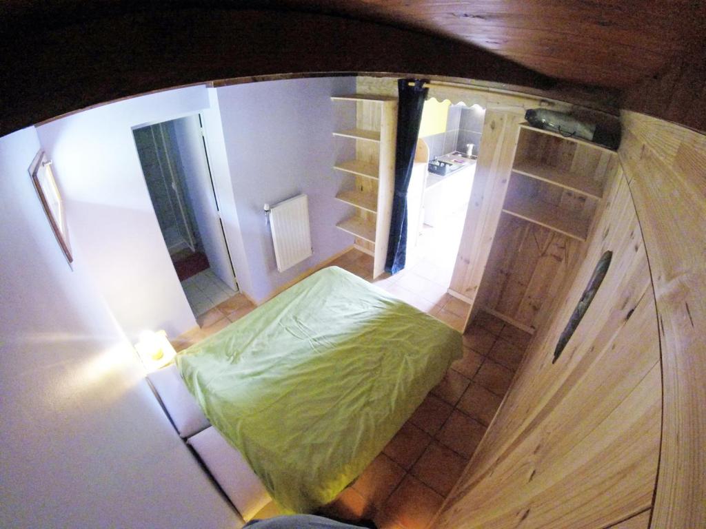 - une chambre avec un lit vert dans l'établissement La Valière, à Chorges