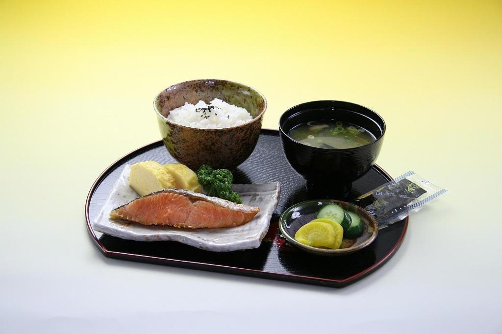 un plateau avec une assiette de sushis et un bol de soupe dans l'établissement Hotel Woo (Adults Only), à Yamatotakada