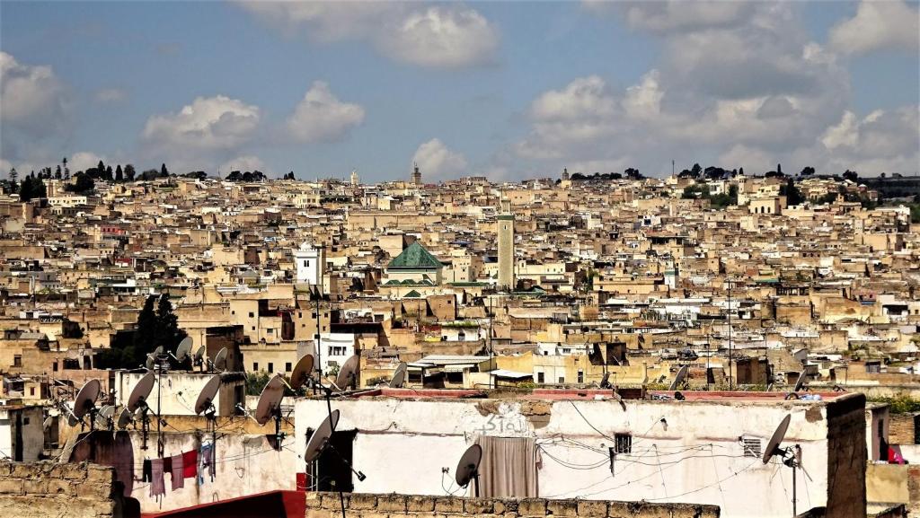 - une vue sur une grande ville avec des bâtiments dans l'établissement Riad Razane Fez, à Fès