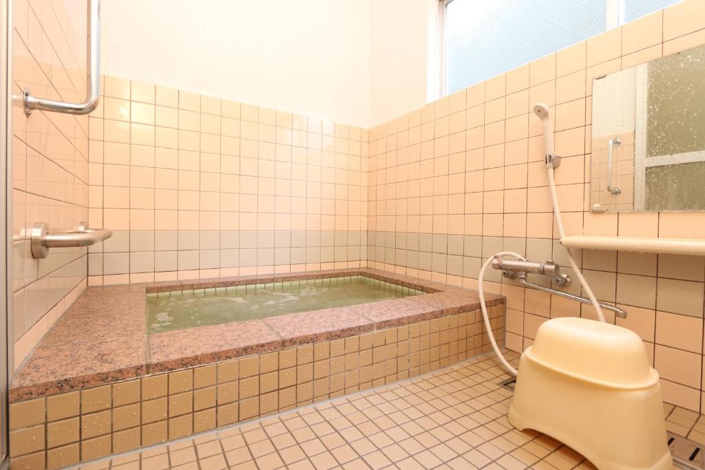 La salle de bains est pourvue d'une baignoire et de toilettes. dans l'établissement Ebisusou, à Takashima