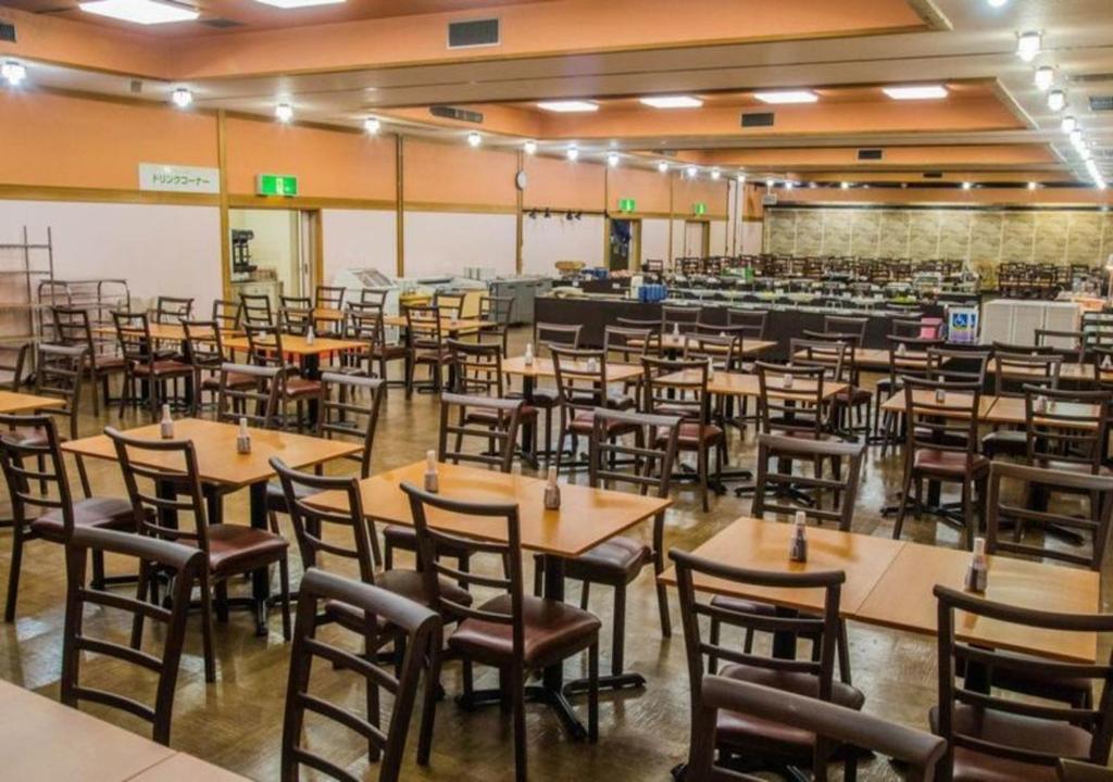 - une salle à manger avec des tables et des chaises dans l'établissement Higashiyama Park Hotel Shinfugetsu, à Aizuwakamatsu 42 autres photos