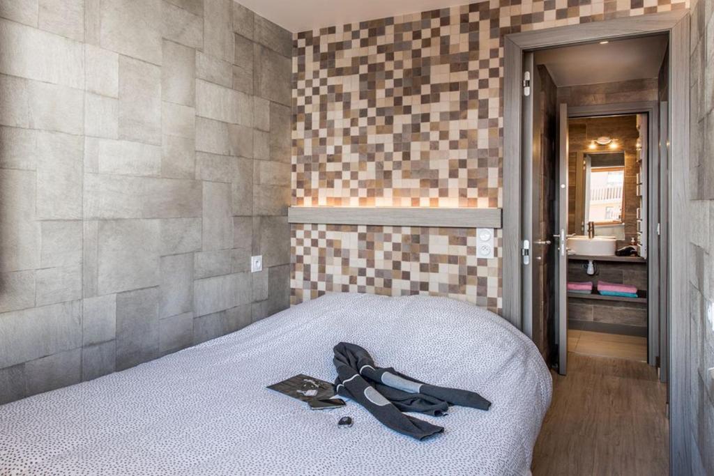 une chambre dotée d'un lit avec un couteau. dans l'établissement Tignes 304, à Tignes