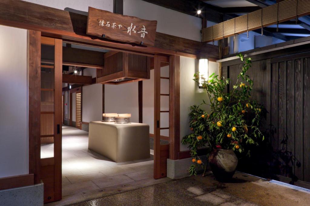 une chambre avec une usine au milieu d'un bâtiment dans l'établissement Tofuya Resort&Spa-Izu, à Izu