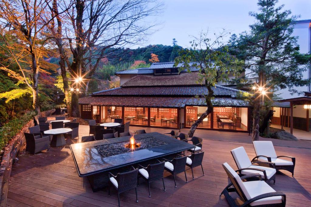 d'une terrasse avec une table, des chaises et un foyer extérieur. dans l'établissement Tofuya Resort&Spa-Izu, à Izu