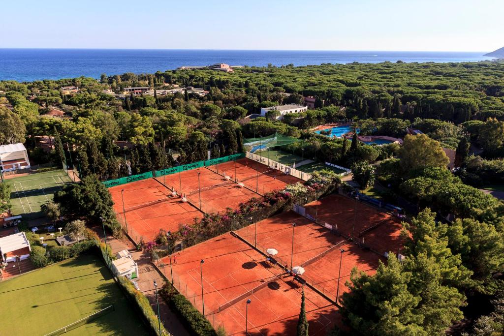 une vue aérienne d'un court de tennis face à l'océan dans l'établissement Forte Village Resort - Il Borgo, à Santa Margherita di Pula