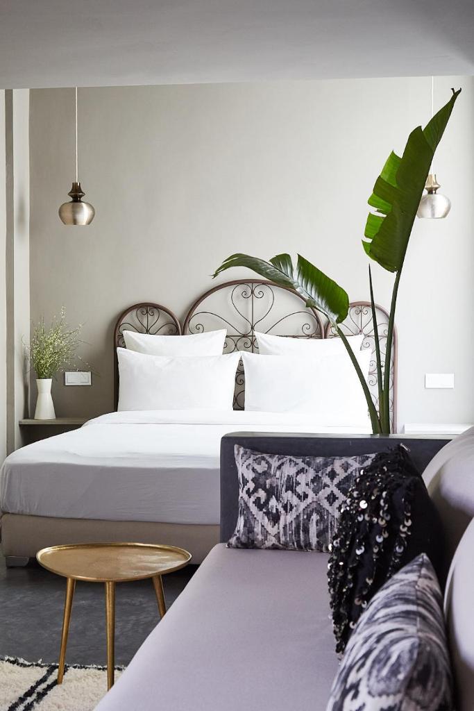 une chambre avec un grand lit et un canapé dans l'établissement Numa Marrakech, à Marrakech