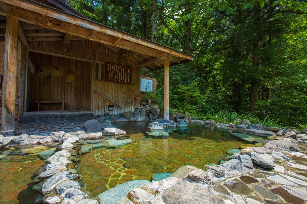 un étang en face d'une cabane en rondins dans l'établissement Minakamisansou, à Minakami