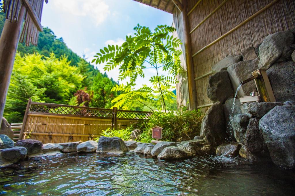 une piscine d'eau en face d'une maison dans l'établissement Minakamisansou, à Minakami