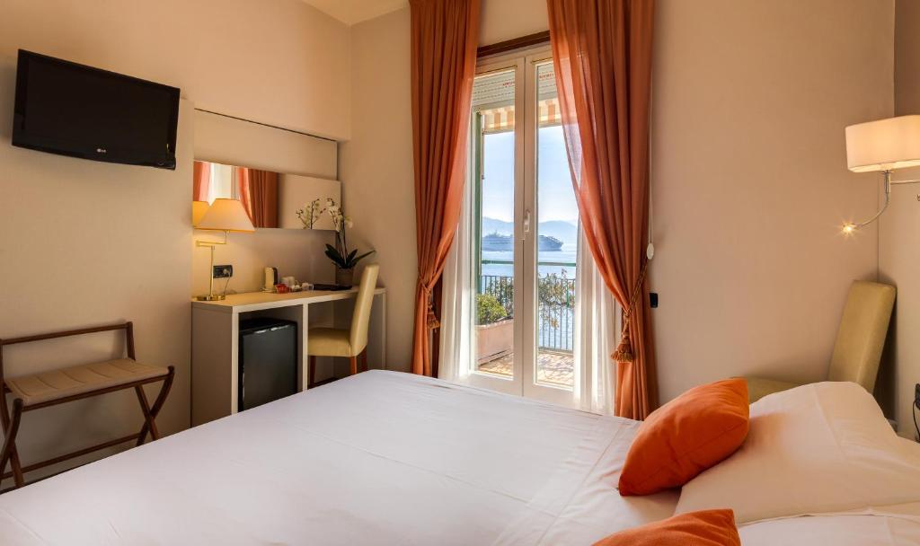 une chambre d'hôtel avec un lit et une fenêtre dans l'établissement Best Western Regina Elena, à Santa Margherita Ligure