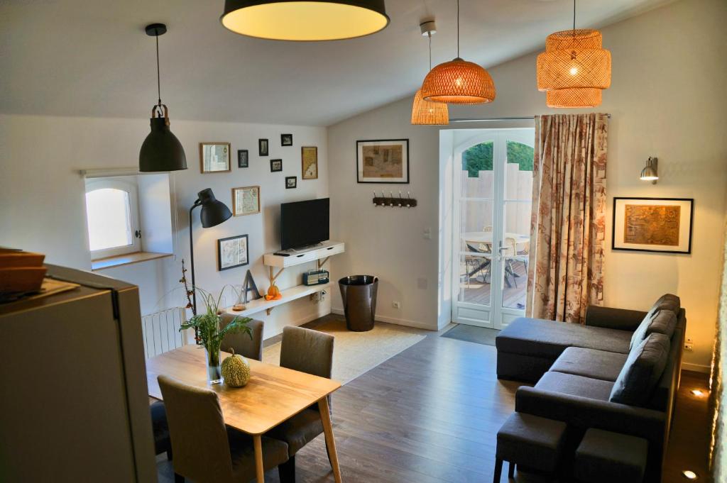 un salon avec un canapé et une table dans l'établissement Villa l'estuaire Gîte, à Braud-et-Saint-Louis