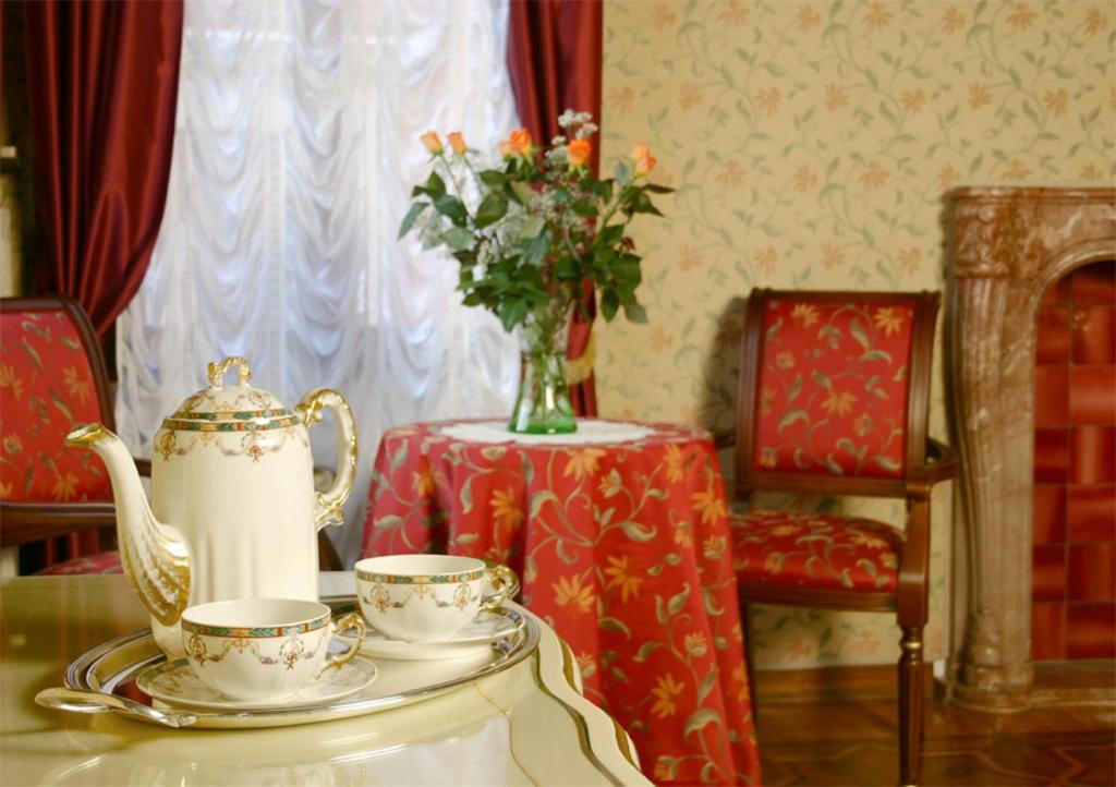 Hotel At Leonard Image