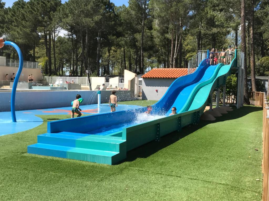- un toboggan dans un parc aquatique avec des personnes y séjournant dans l'établissement Mobilhomes de Pierrot, à Argelès-sur-Mer